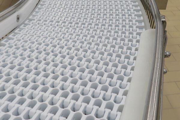 Polyethylene chain belt conveyor for meat transport