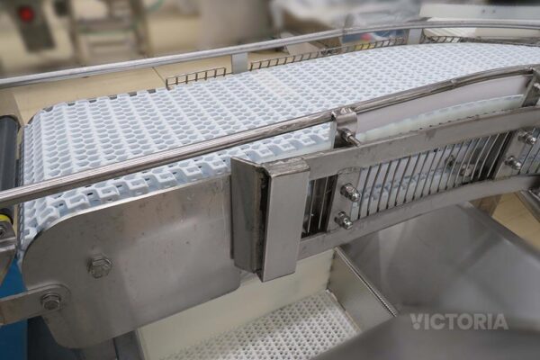 Perforated chain plate conveyor belts for meat processing